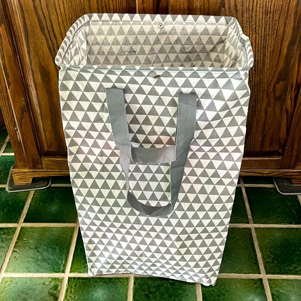 Collapsible laundry basket